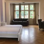 Lägenhetshotell Ela *